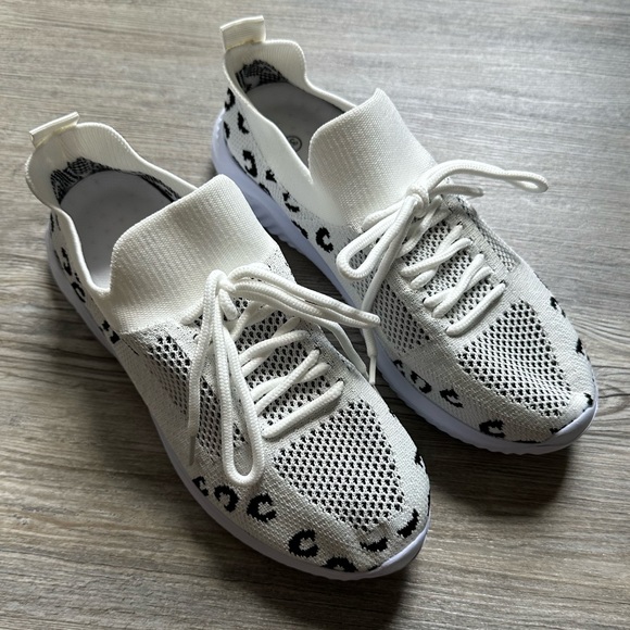 NWOT Animal print slip-on sneakers size 37 (7.5 US) - Picture 2 of 7